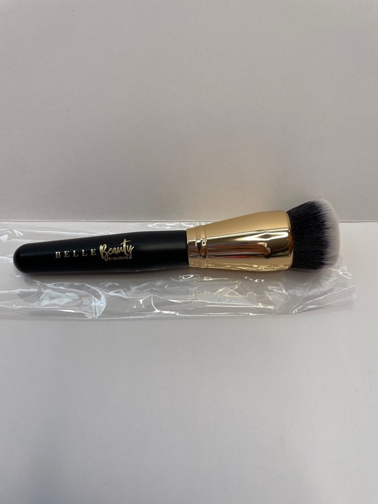 Belle by Kim Gravel Other - NIB Belle Beauty Flat Top Kabuki Brush - Black & Gold